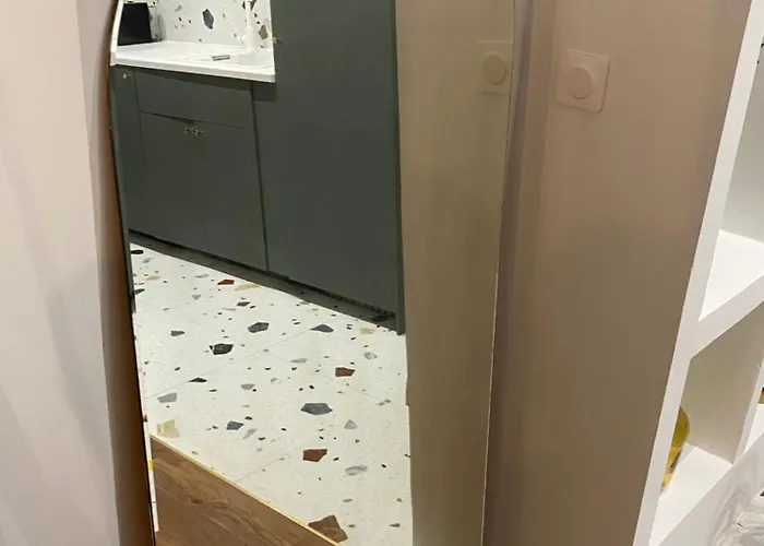 La Halte Des Arenes De Emeraude, Havre De Paix En Nîmes